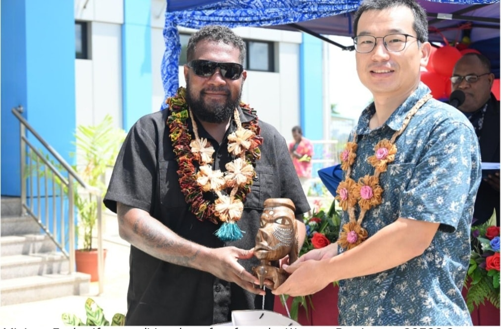 Minister Fuo'o presenting a gift to CCECC Country Manager Mr. Huang at the Noro Township Road Project opening