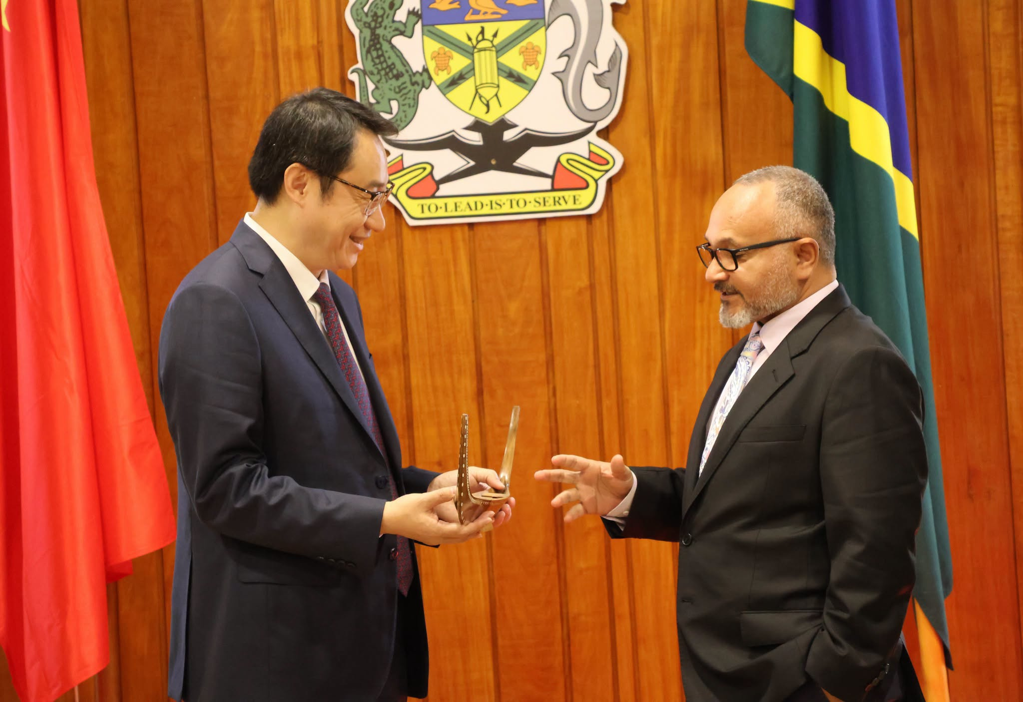Jiangsu Province Vice Governor Zhao Yan with Solomon Islands Prime Minister Matthew Wale.