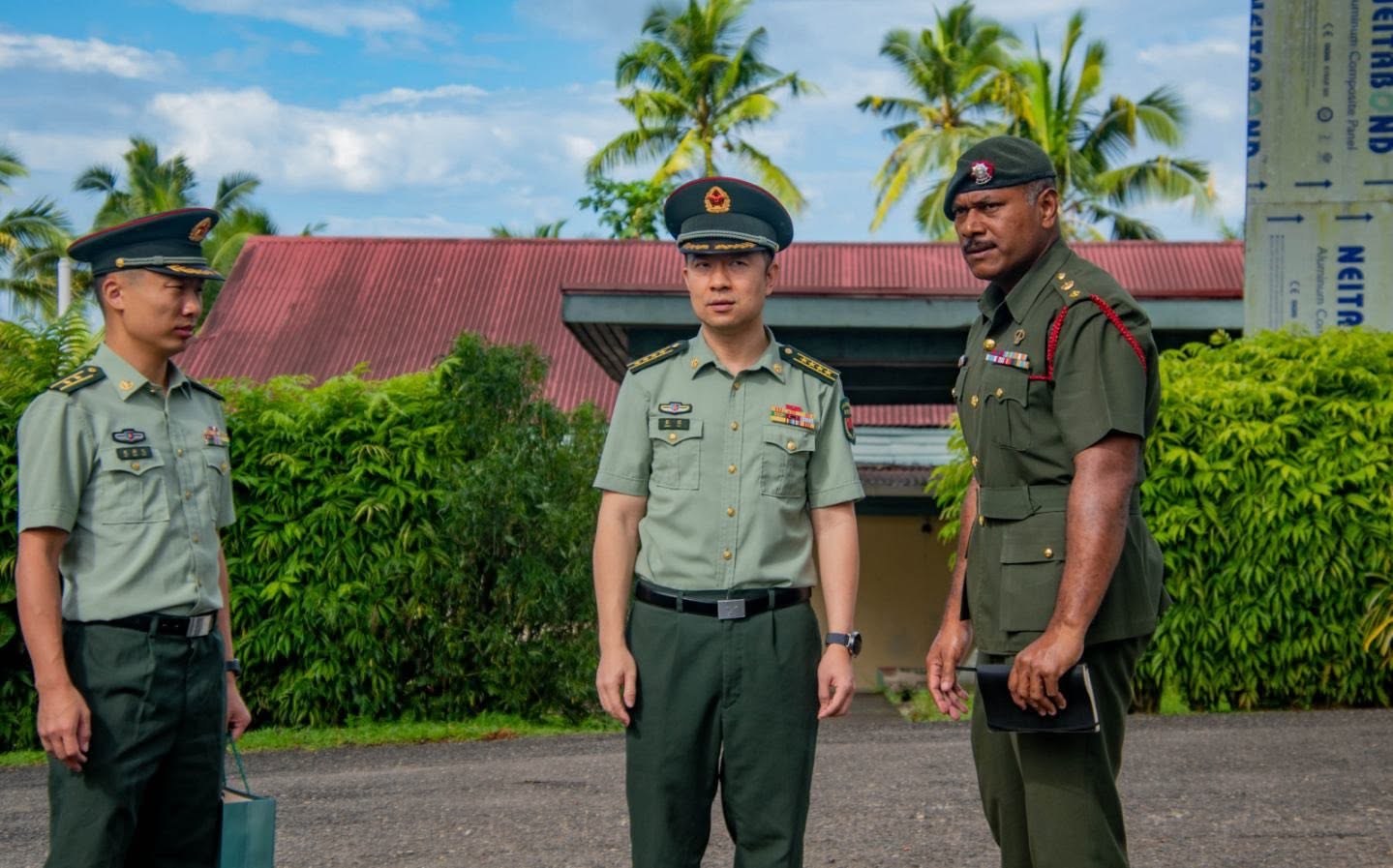 Chinese Defense Attach&eacute; Zhang Yu (middle) and 3FIR Commanding Officer Pio Varawa (right).