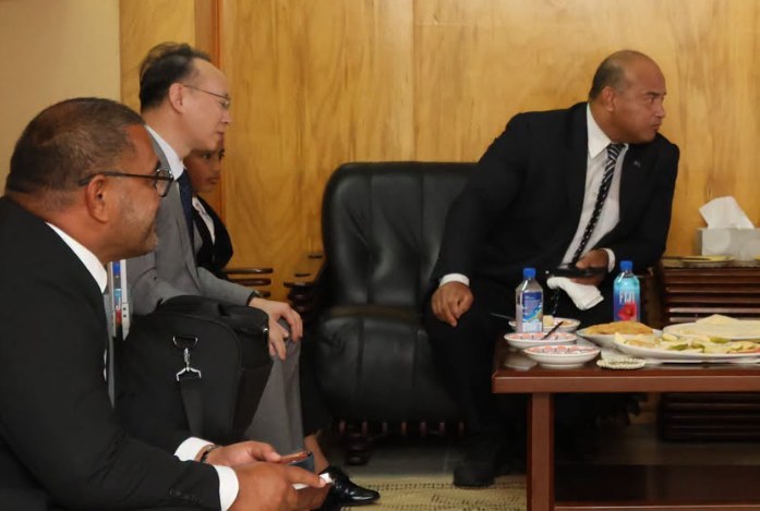 Ambassador Lyu Jin with President Adeang in Kiribati.