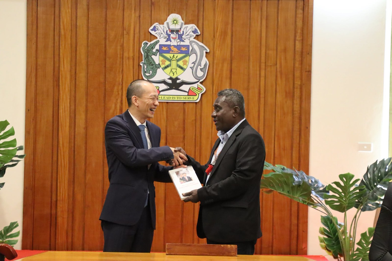ILD Deputy Director Zhao Hongtao meets with Solomon Islands Finance Minister Gordon Lilo.